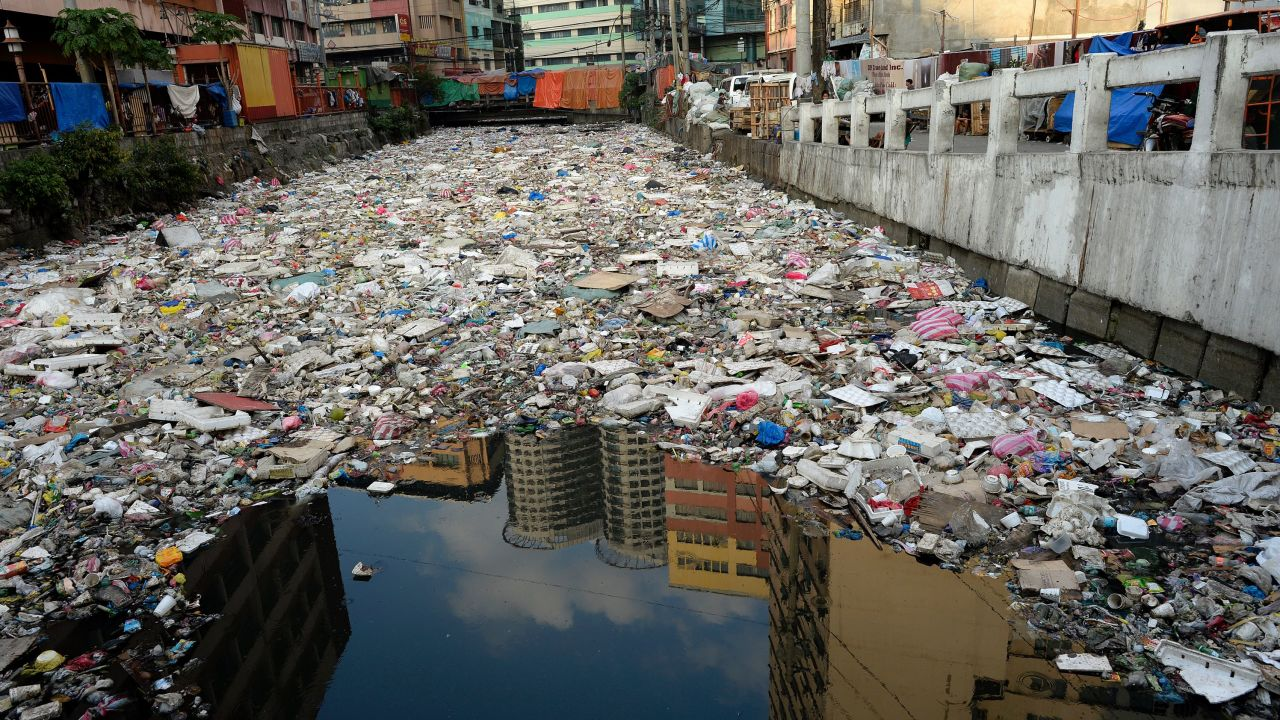 Río lleno de basura en Manila, el 23 de enero de 2016. Crédito: NOEL CELIS/AFP/AFP/Getty Images