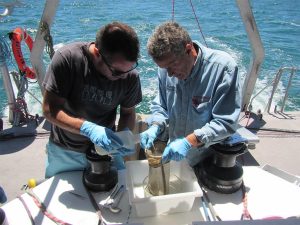 Dr. Nicolas Ory y el Capitan Charles Moore extraen muestras de microplasticos de la "Manta trawl". Dr. Nicolas Ory y el Capitan Charles Moore extraen muestras demicroplasticos de la "Manta trawl".