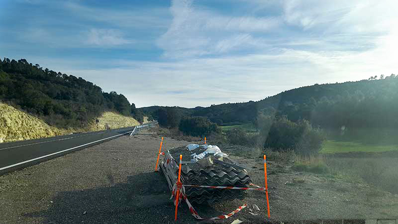 Castejón de Valdejasa peligrosa uralita abandonada cerca de la carretera