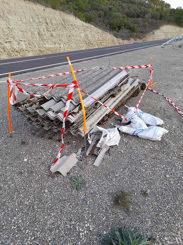 Castejón de Valdejasa peligrosa uralita abandonada cerca de la carretera