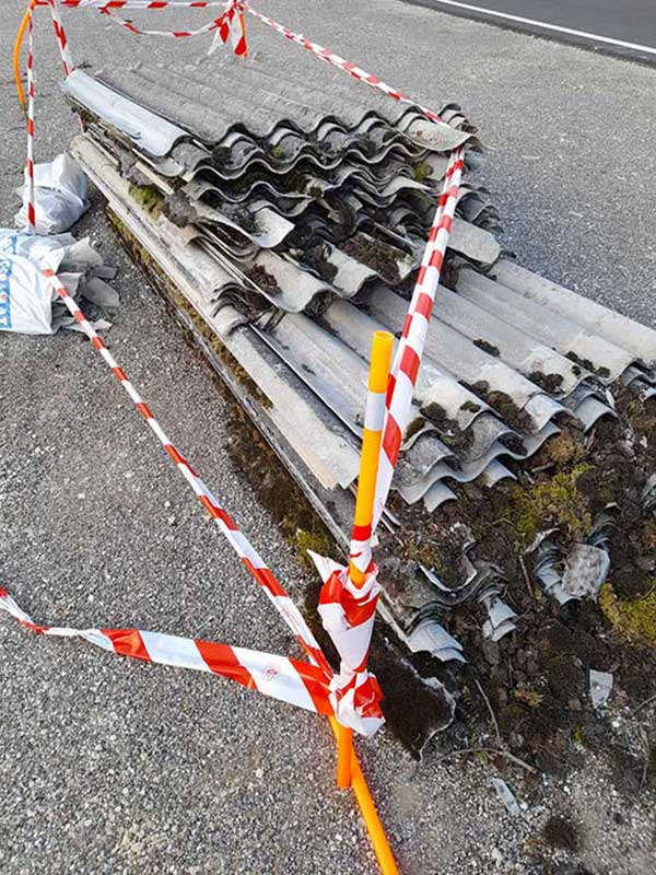 Castejón de Valdejasa peligrosa uralita abandonada cerca de la carretera