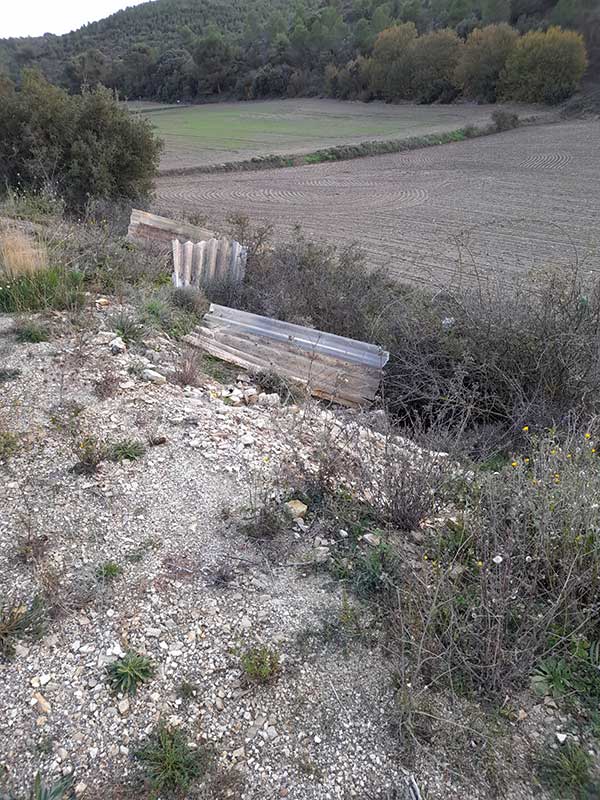 Castejón de Valdejasa peligrosa uralita abandonada cerca de la carretera