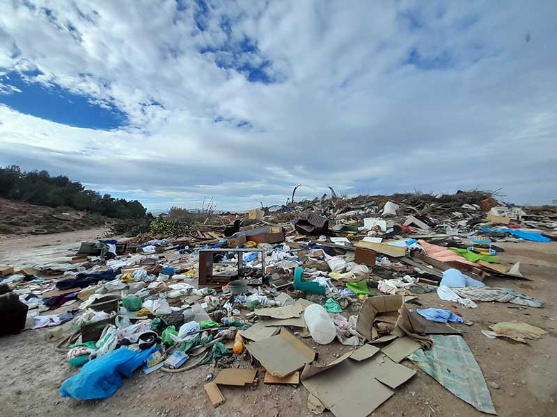 Lucena de Jalón la basura a las puertas del pueblo