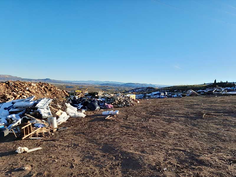 Villalengua, enseres, ruedas, escombros... en medio de la nada