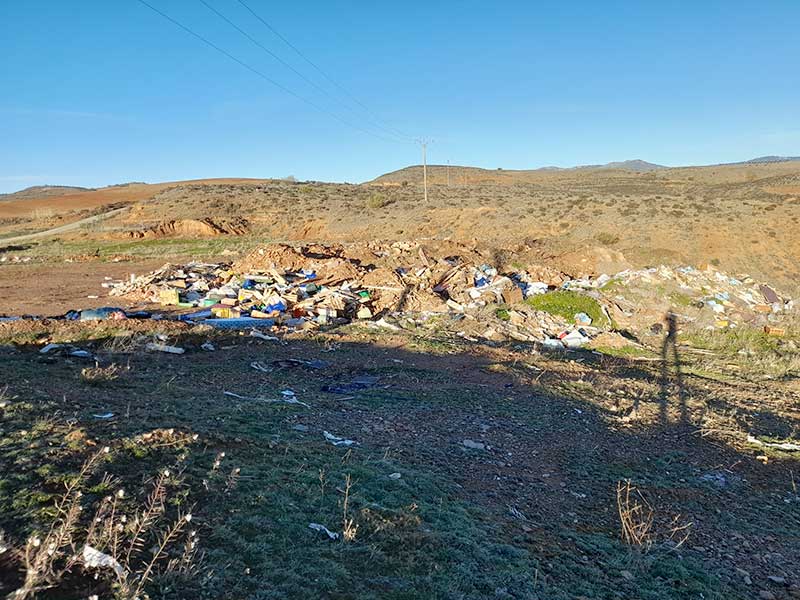 Villalengua, enseres, ruedas, escombros... en medio de la nada