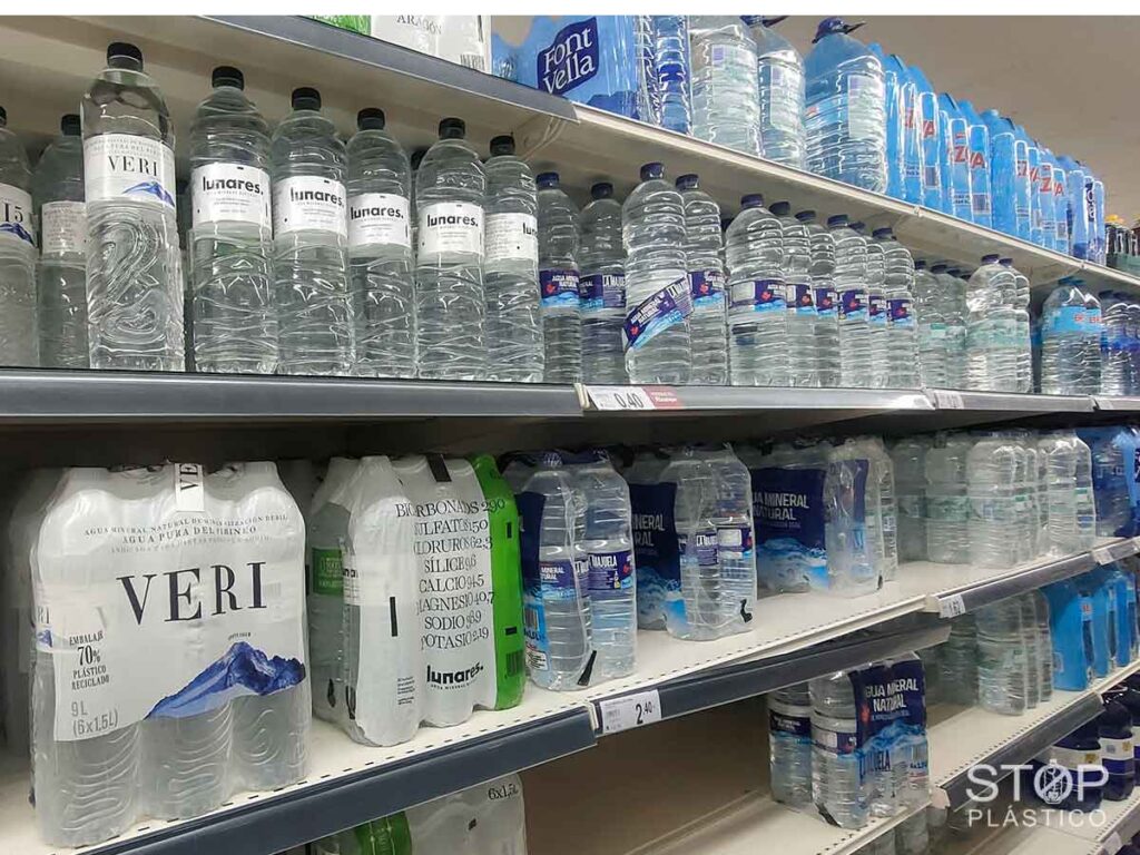 Un reciente estudio confirma que el agua embotellada contiene más microplásticos que la del grifo.