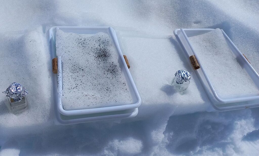 Concentraciones realistas de microplásticos oscuros añadidas en una superficie controlada de nieve.