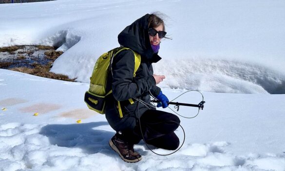 Isabel Marín con el radiómetro - Instrumento utilizado para medir el albedo de la capa de nieve superficial.