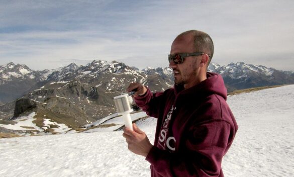 Jorge Pey using the WISE - An instrument used to measure the density and liquid water content of snow.