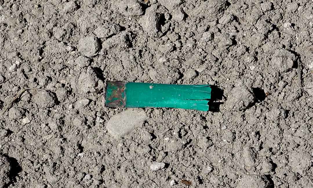 Cartucho de caza abandonado en el entorno de la Reserva Natural Dirigida de la Laguna de Gallocanta. Fuente: Stop Plástico.